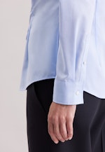 Hemdbluse mit Abnähern slim fit in Hellblau |  Seidensticker Onlineshop