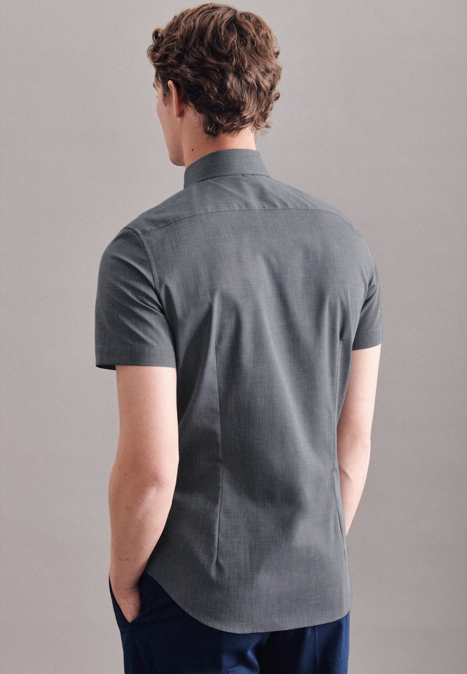 Bügelfreies Fil a fil Kurzarm Business Hemd in Slim mit Kentkragen in Grau |  Seidensticker Onlineshop