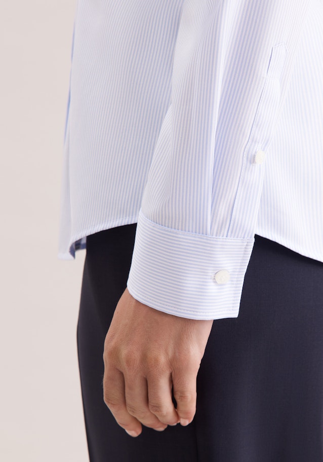 Hemdbluse mit Abnähern slim fit in Hellblau | Seidensticker Onlineshop