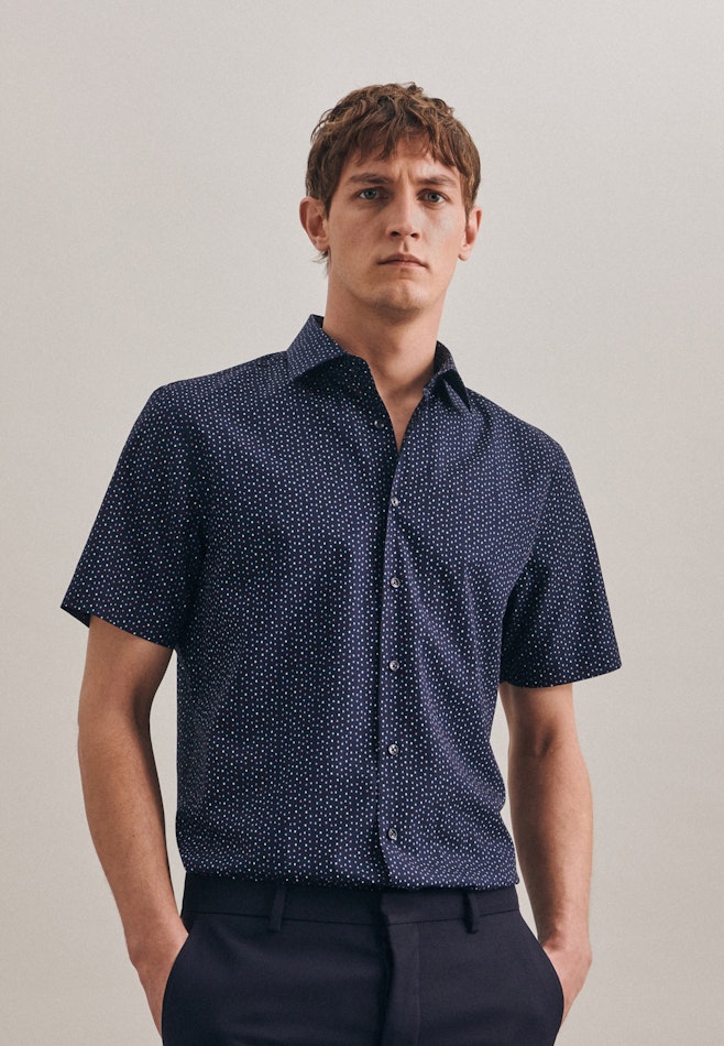 Poplin Short sleeve Business Shirt in Shaped with Kent-Collar in Dark Blue | Seidensticker online shop