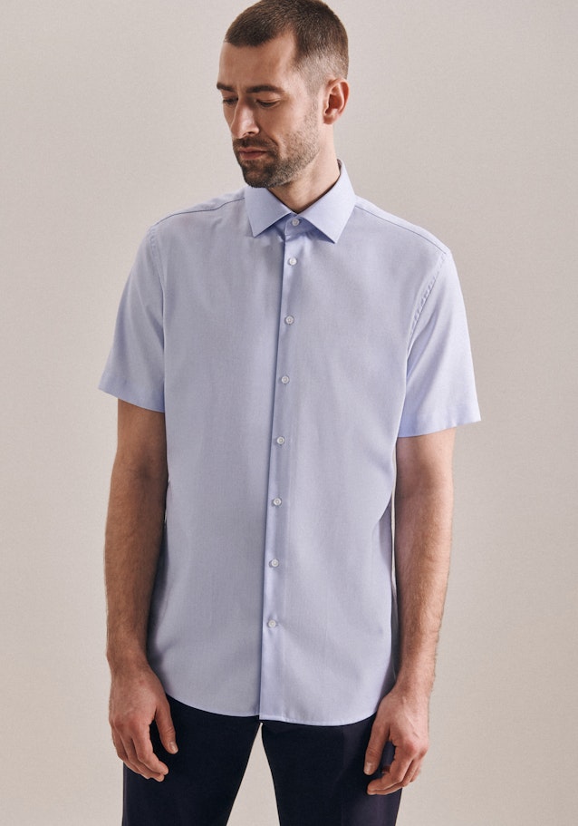 Non-iron Structure Short sleeve Business Shirt in Shaped with Kent-Collar in Light Blue |  Seidensticker Onlineshop