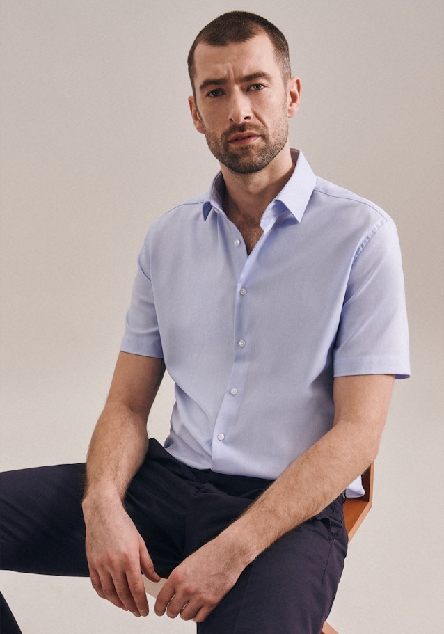 Non-iron Structure Short sleeve Business Shirt in Shaped with Kent-Collar in Light Blue |  Seidensticker Onlineshop