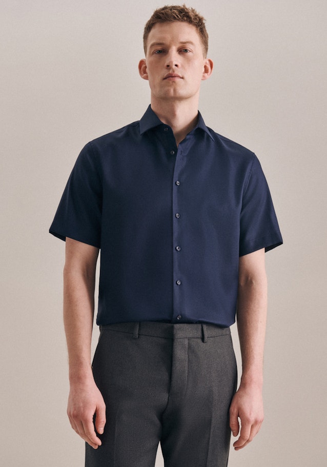 Non-iron Structure Short sleeve Business Shirt in Shaped with Kent-Collar in Dark Blue |  Seidensticker Onlineshop