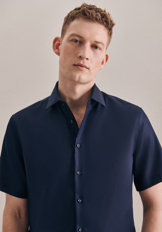 Non-iron Structure Short sleeve Business Shirt in Slim with Kent-Collar in Dark Blue |  Seidensticker Onlineshop