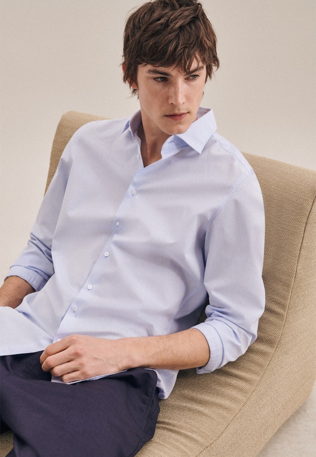 Bügelleichtes Chambray Business Hemd in Slim mit Kentkragen in Hellblau |  Seidensticker Onlineshop