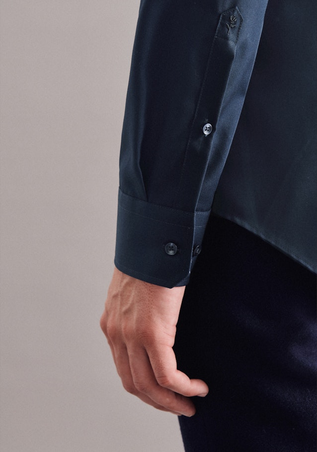 Non-iron Poplin Business Shirt in Shaped with Kent-Collar and extra long sleeve in Dark Blue |  Seidensticker Onlineshop