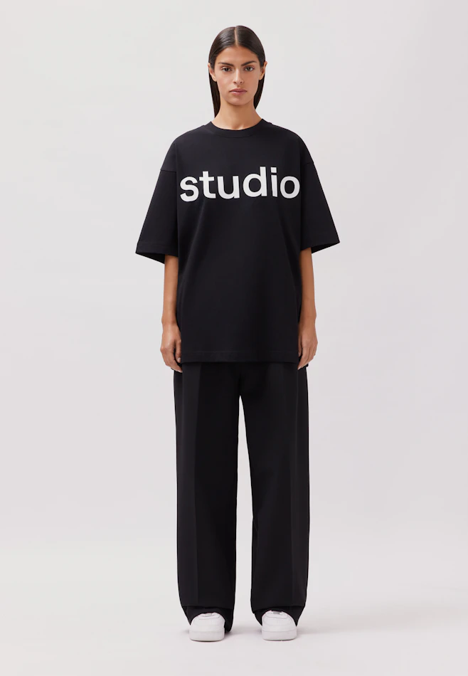 Oversized T-Shirt mit Studio Logo in Schwarz | Seidensticker Onlineshop