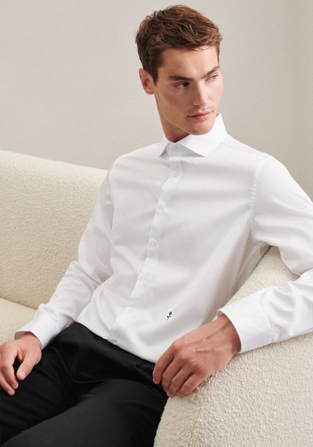 Bügelleichtes Satin Business Hemd in Slim mit Kentkragen in Weiß |  Seidensticker Onlineshop
