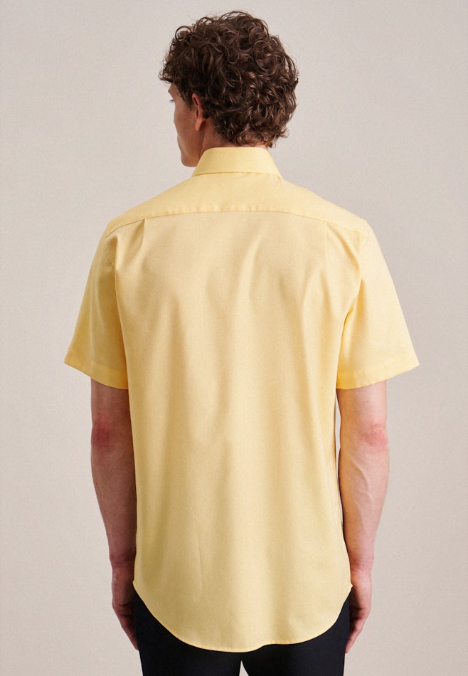 Non-iron Structure Short sleeve Business Shirt in Regular with Kent-Collar in Yellow | Seidensticker online shop