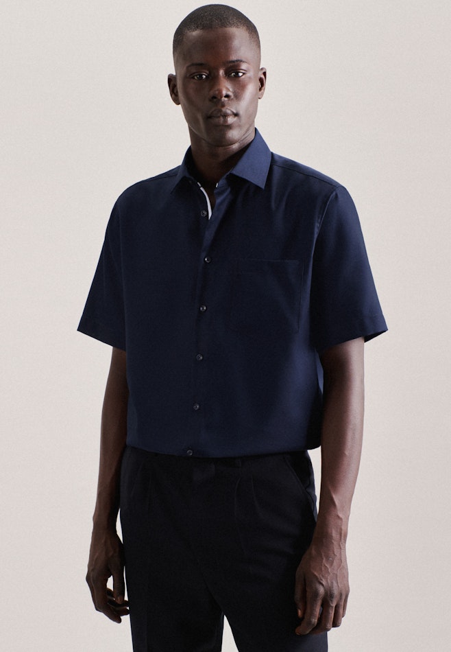 Non-iron Structure Short sleeve Business Shirt in Regular with Kent-Collar in Dark Blue | Seidensticker online shop