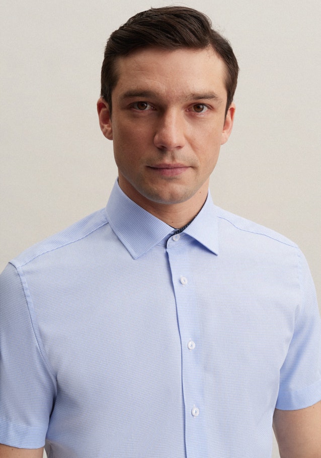 Non-iron Poplin Short sleeve Business Shirt in Shaped with Kent-Collar in Light Blue |  Seidensticker Onlineshop