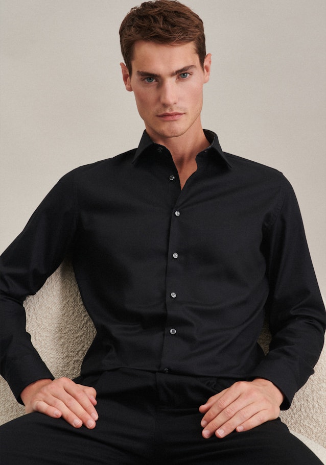 Bügelleichtes Twill Business Hemd in X-Slim mit Kentkragen in Schwarz | Seidensticker Onlineshop