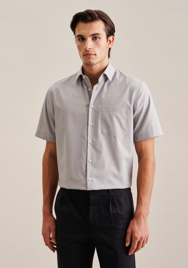 Non-iron Structure Short sleeve Business Shirt in Regular with Kent-Collar in Grey | Seidensticker Onlineshop
