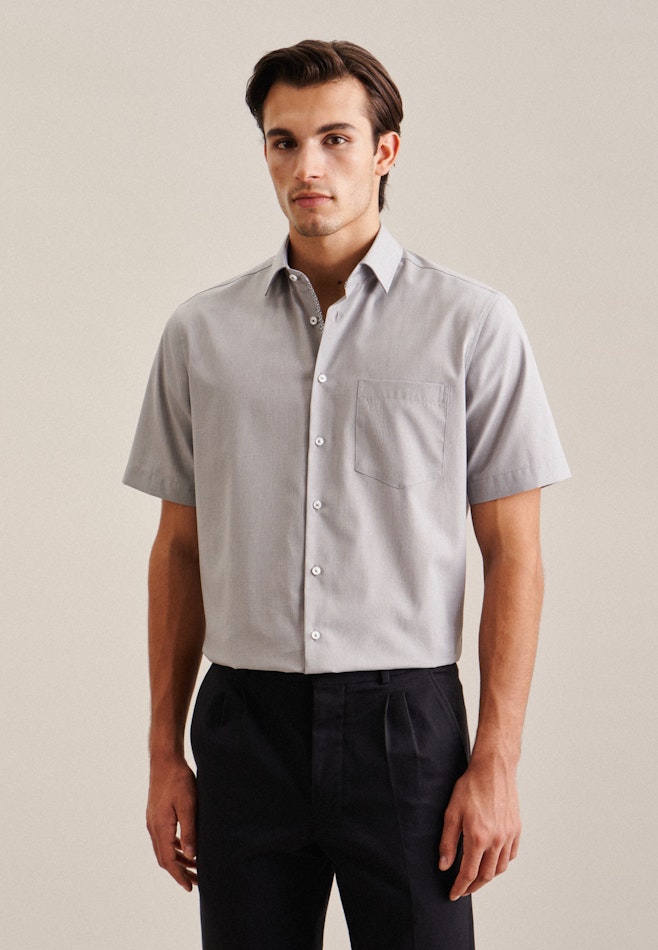 Non-iron Structure Short sleeve Business Shirt in Regular with Kent-Collar in Grey | Seidensticker online shop