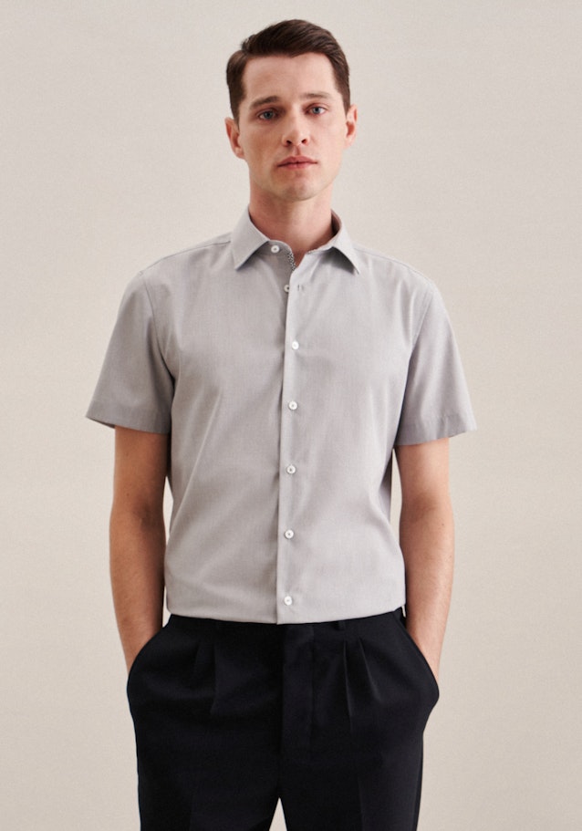 Non-iron Structure Short sleeve Business Shirt in Shaped with Kent-Collar in Grey | Seidensticker Onlineshop