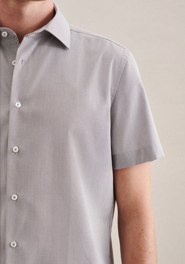 Bügelfreies Struktur Kurzarm Business Hemd in Shaped mit Kentkragen in Grau |  Seidensticker Onlineshop