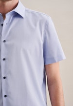 Non-iron Structure Short sleeve Business Shirt in Shaped with Kent-Collar in Light Blue |  Seidensticker Onlineshop