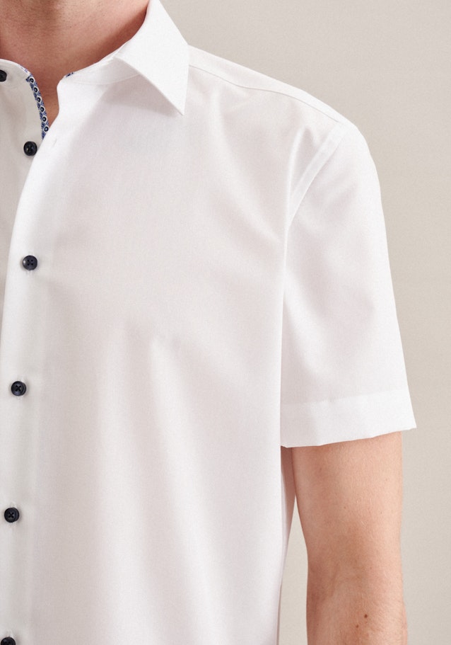 Bügelfreies Struktur Kurzarm Business Hemd in Shaped mit Kentkragen in Weiß |  Seidensticker Onlineshop