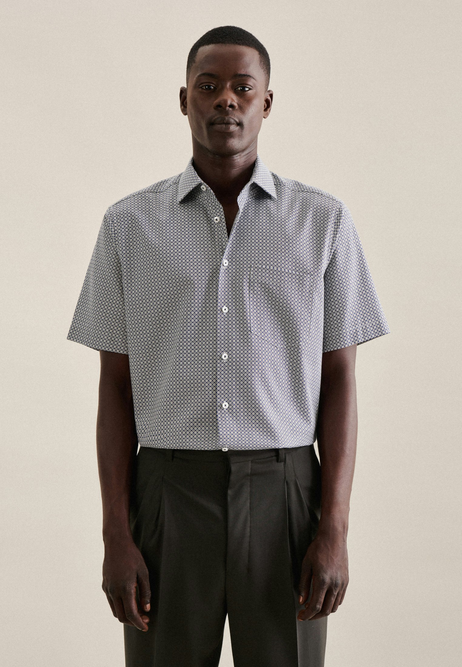 Men Non-iron Twill Short sleeve Business Shirt in Regular