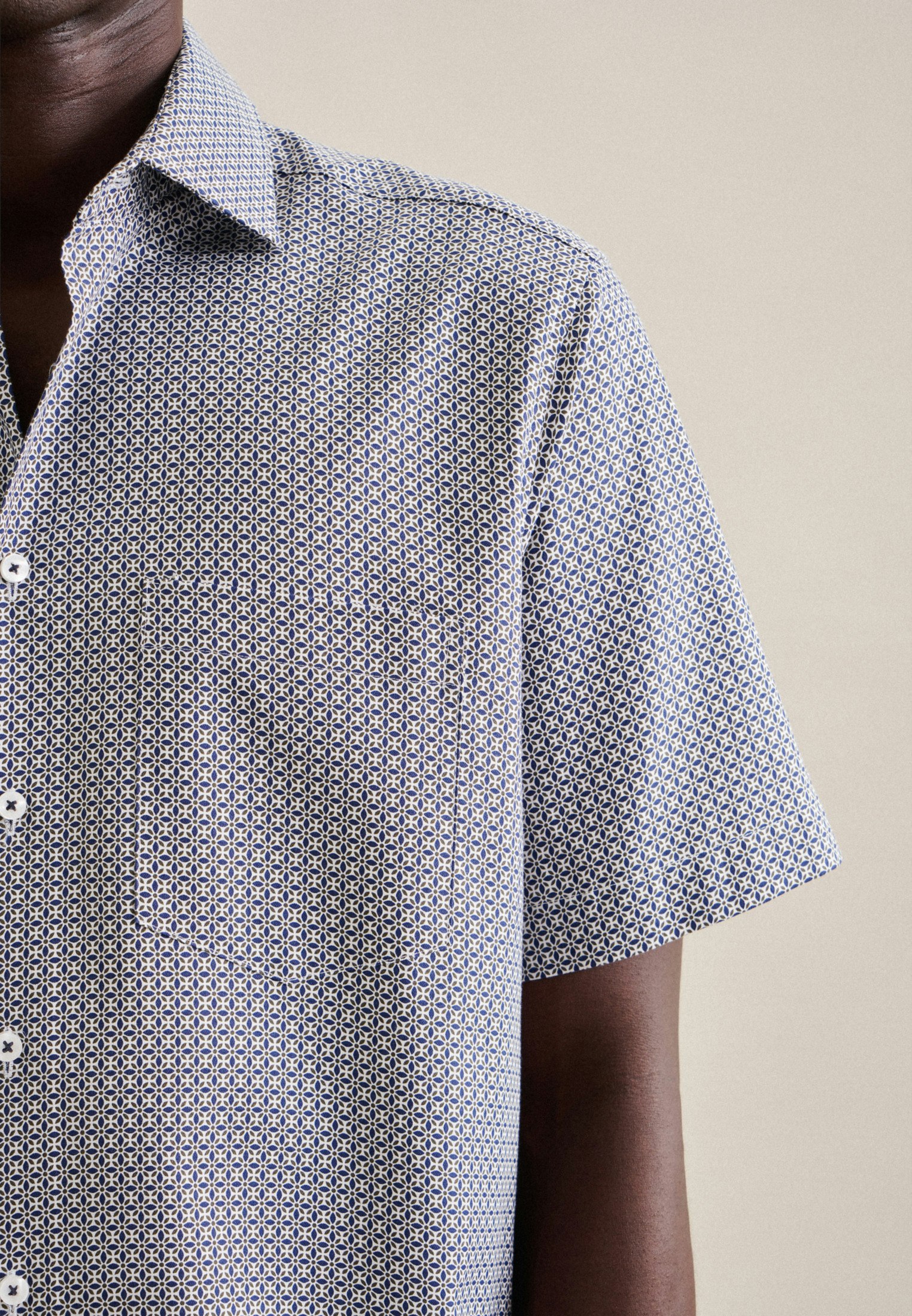 Men Twill Short sleeve Business Shirt in Regular with Kent