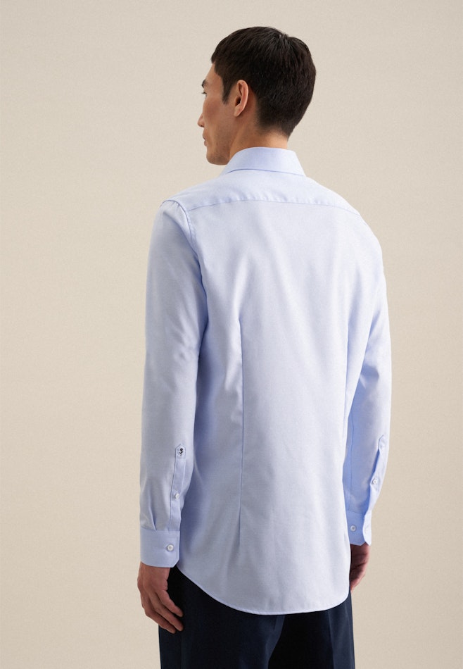 Non-iron Twill Business Shirt in Slim with Kent-Collar and extra long sleeve in Light Blue | Seidensticker online shop