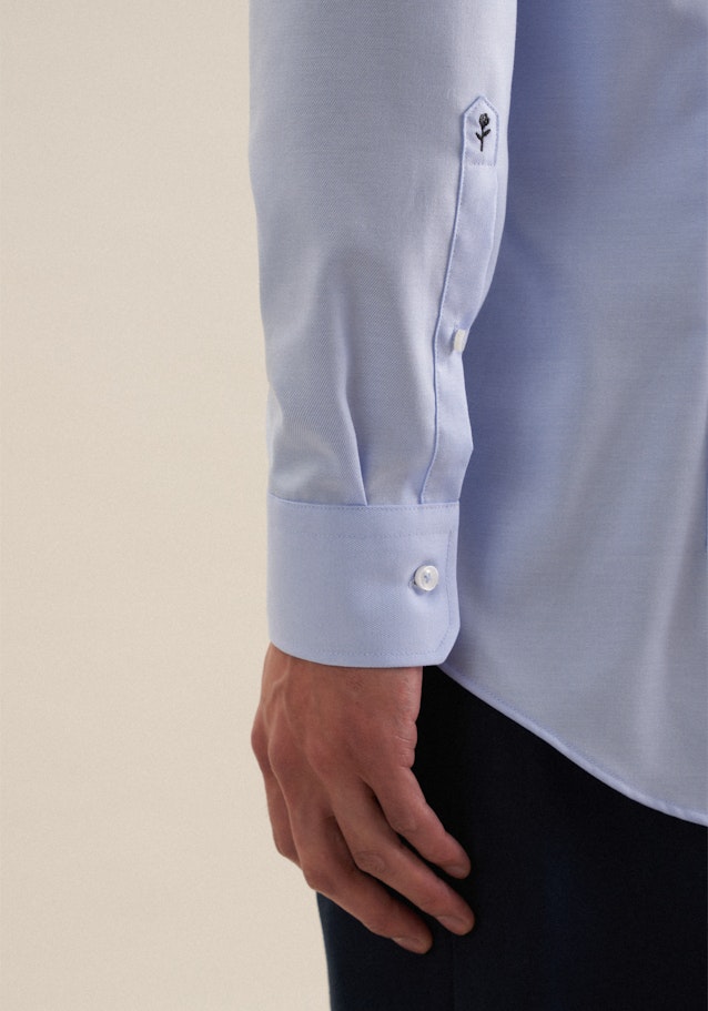 Non-iron Twill Business Shirt in Slim with Kent-Collar and extra long sleeve in Light Blue |  Seidensticker Onlineshop