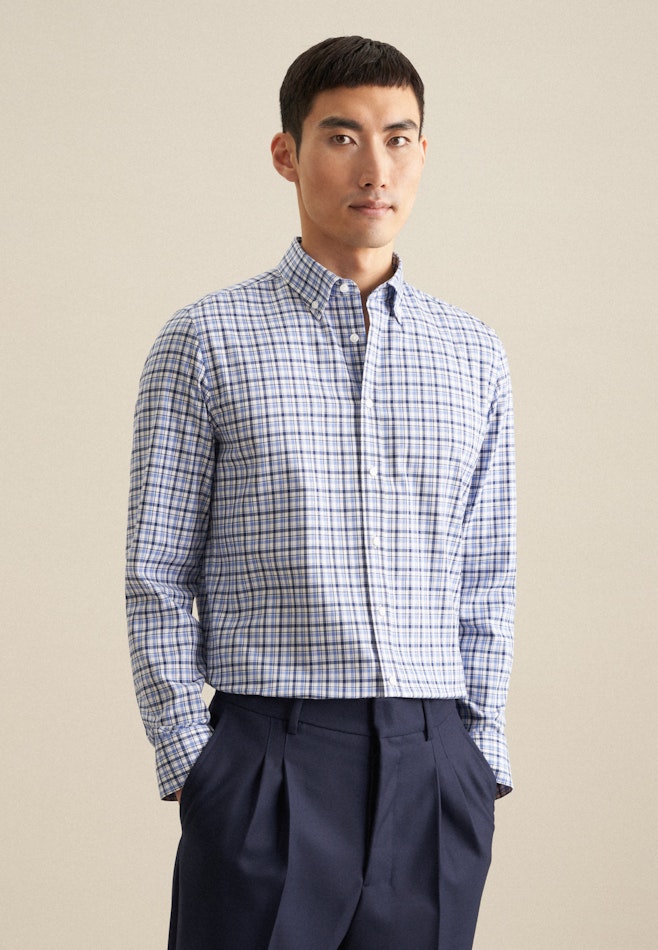 Non-iron Twill Business Shirt in Shaped with Button-Down-Collar in Light Blue | Seidensticker online shop