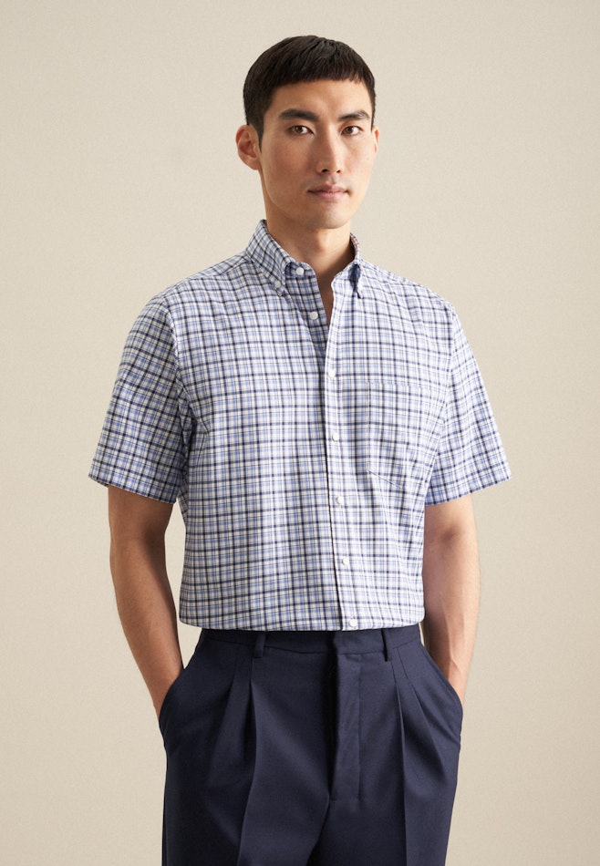 Non-iron Twill Short sleeve Business Shirt in Regular with Button-Down-Collar in Light Blue | Seidensticker online shop