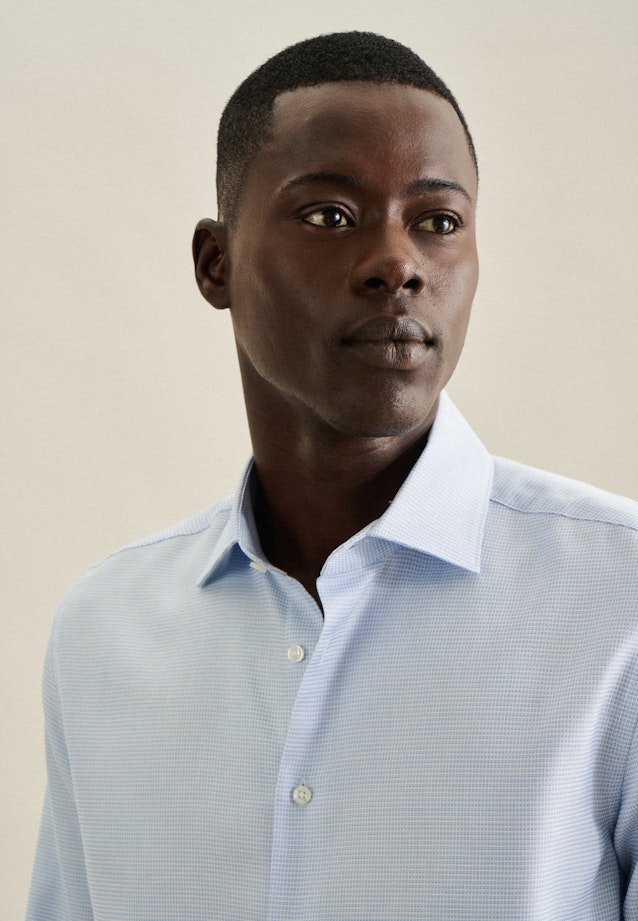 Easy-iron Structure Business Shirt in Shaped with Kent-Collar in Light Blue |  Seidensticker Onlineshop