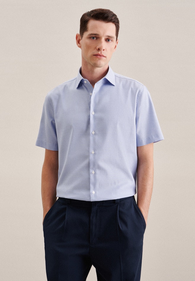 Non-iron Structure Short sleeve Business Shirt in Shaped with Kent-Collar in Light Blue | Seidensticker online shop