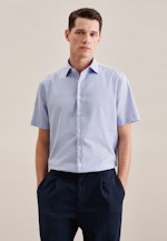 Non-iron Structure Short sleeve Business Shirt in Shaped with Kent-Collar in Light Blue |  Seidensticker Onlineshop