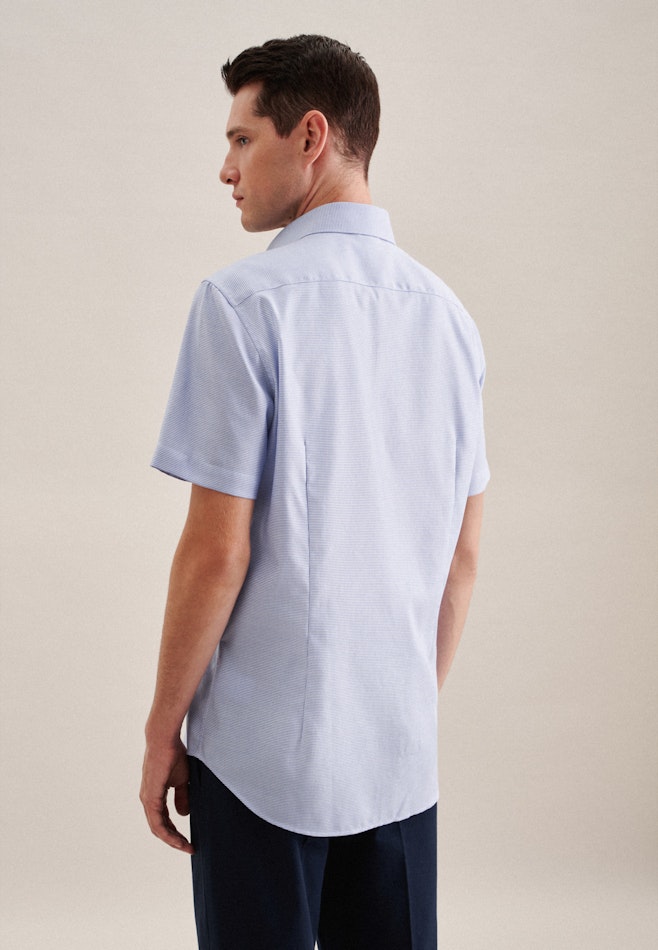 Non-iron Structure Short sleeve Business Shirt in Shaped with Kent-Collar in Light Blue | Seidensticker online shop