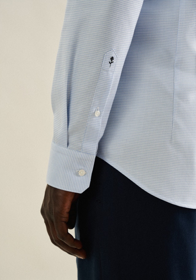 Easy-iron Structure Business Shirt in Shaped with Kent-Collar and extra long sleeve in Light Blue |  Seidensticker Onlineshop