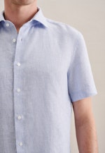 Linen Short sleeve Business Shirt in Shaped with Kent-Collar in Light Blue |  Seidensticker Onlineshop