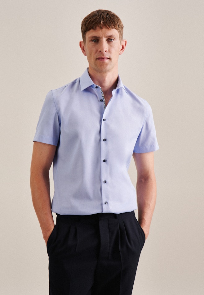 Non-iron Structure Short sleeve Business Shirt in Slim with Kent-Collar in Light Blue | Seidensticker online shop