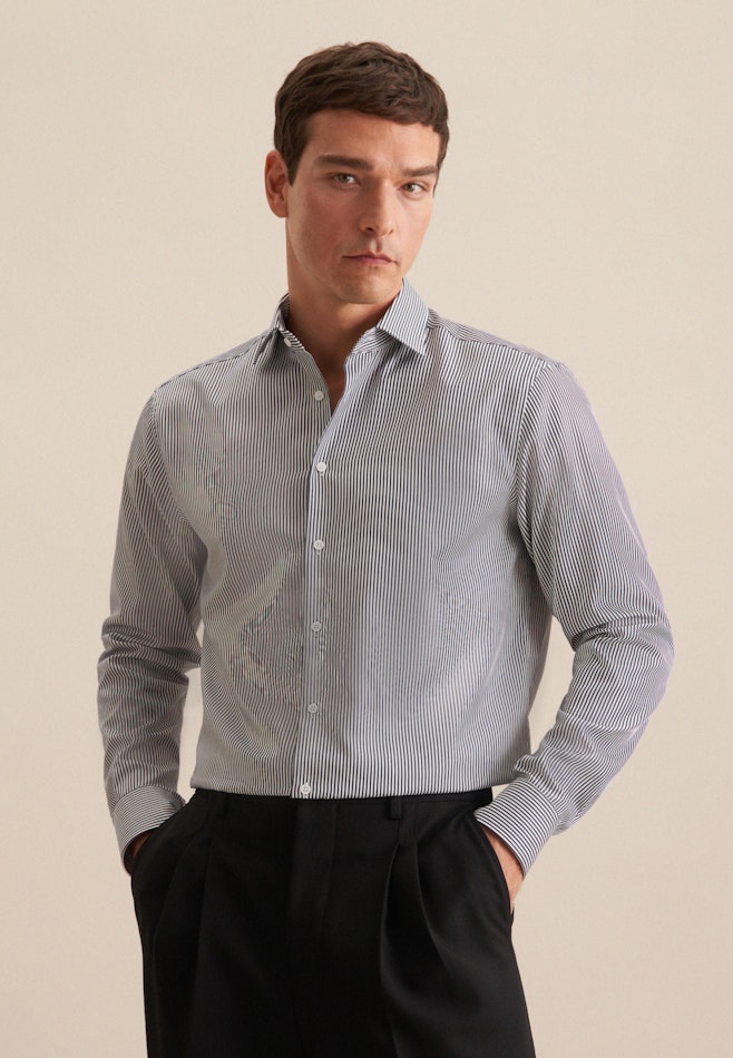 Chemise Business Regular Satin Col Kent dans Dunkelblau | Boutique en ligne Seidensticker