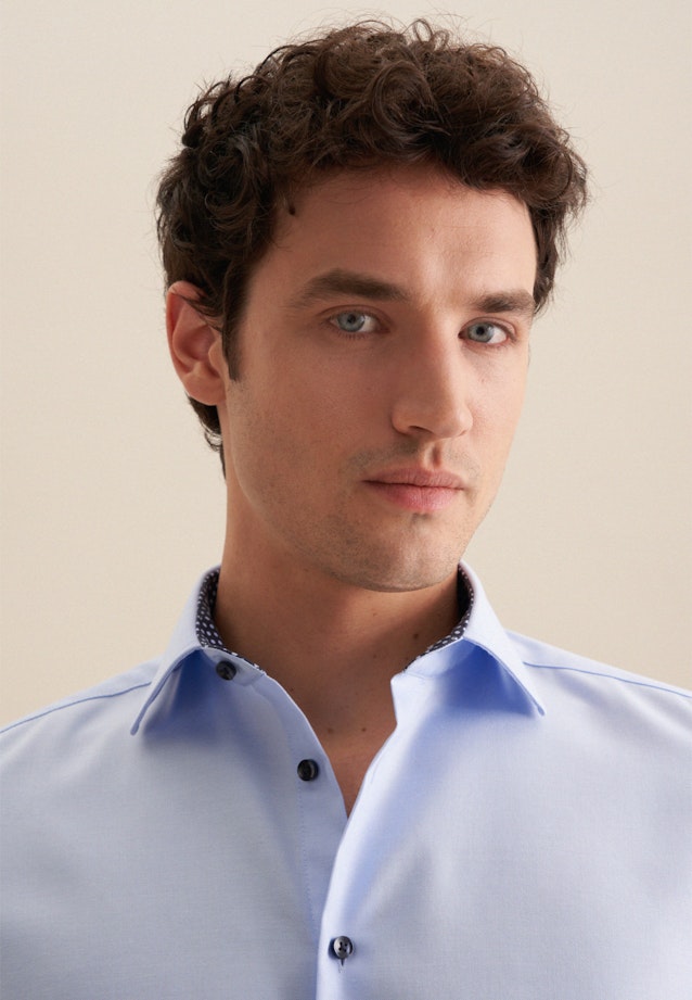 Non-iron Twill Business Shirt in Slim with Kent-Collar and extra long sleeve in Light Blue |  Seidensticker Onlineshop