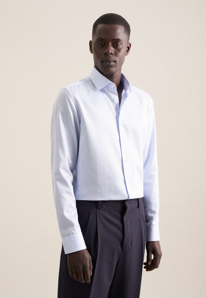 Easy-iron Satin Business Shirt in Shaped with Kent-Collar in Light Blue | Seidensticker online shop