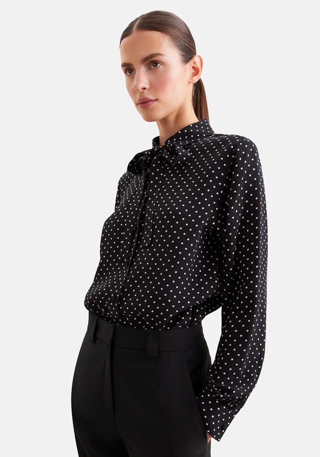 Hemdbluse aus Viskose mit abnehmbarer Schluppe in Schwarz | Seidensticker Onlineshop