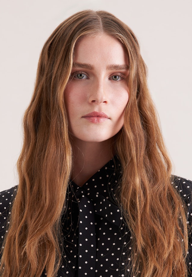 Hemdbluse aus Viskose mit abnehmbarer Schluppe in Schwarz |  Seidensticker Onlineshop