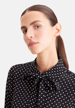 Hemdbluse aus Viskose mit abnehmbarer Schluppe in Schwarz |  Seidensticker Onlineshop