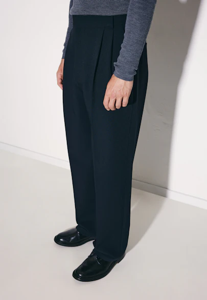 Wide-Leg Chino mit Bundfalten und adjustable waist in Schwarz |  Seidensticker Onlineshop