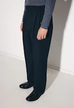 Wide-Leg Chino mit Bundfalten und adjustable waist in Schwarz |  Seidensticker Onlineshop
