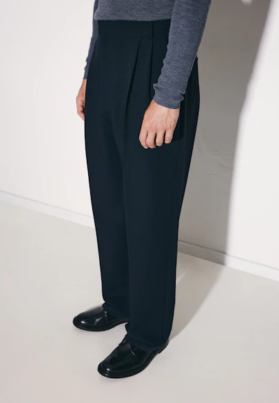 Wide-Leg Chino mit Bundfalten und adjustable waist in Schwarz |  Seidensticker Onlineshop