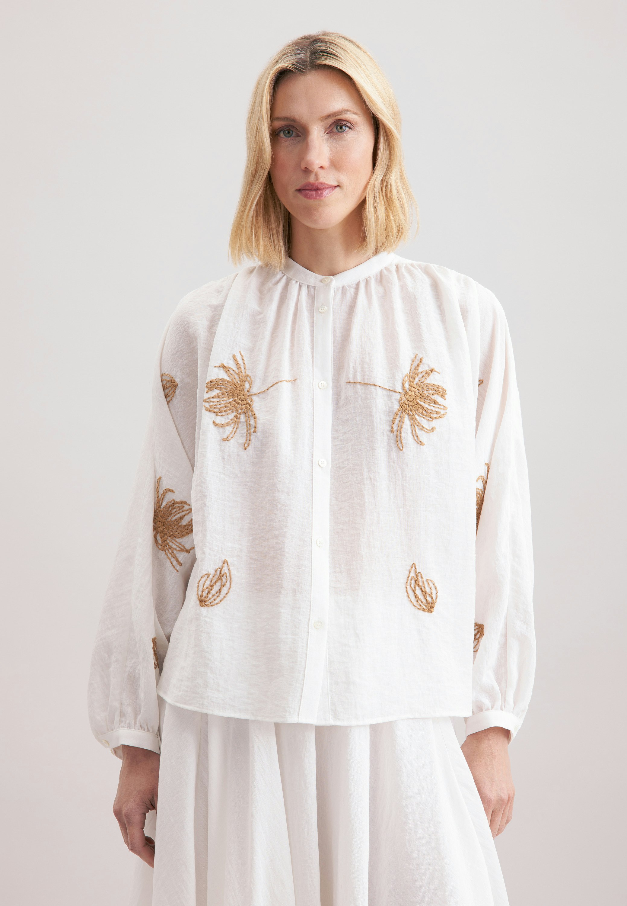 【deres】blooming embroidery blouse (ネイビー) Bead Embroidery Blouse - Flowers | Nadin Today