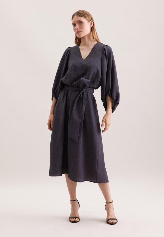 Blusenkleid mit Taillengürtel in Midi Länge aus strukturierter Viskose in Gris |  Seidensticker Onlineshop