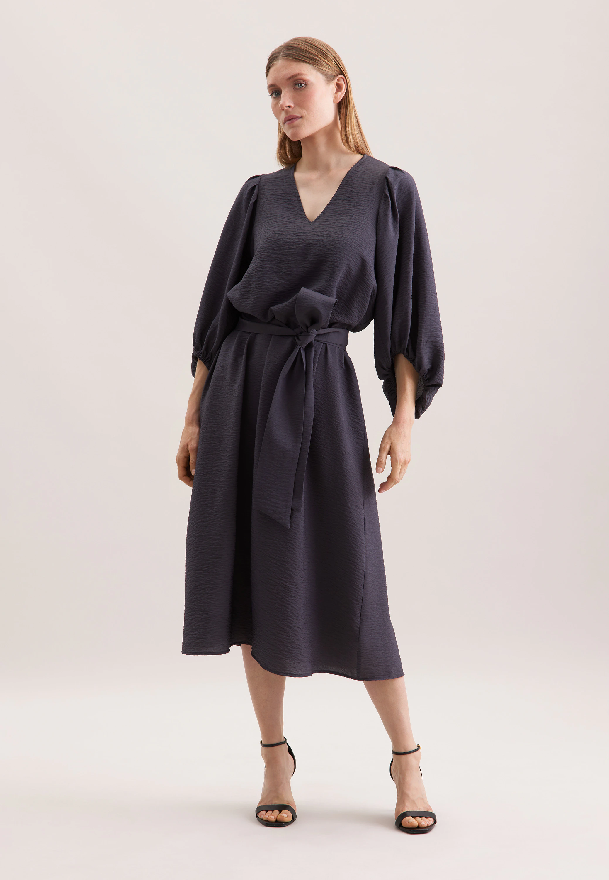 Blusenkleid mit Taillengürtel aus strukturierter Viskose Grau 40