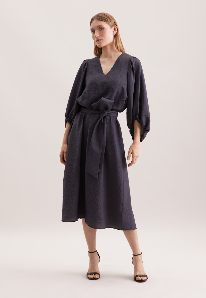Blusenkleid mit Taillengürtel aus strukturierter Viskose