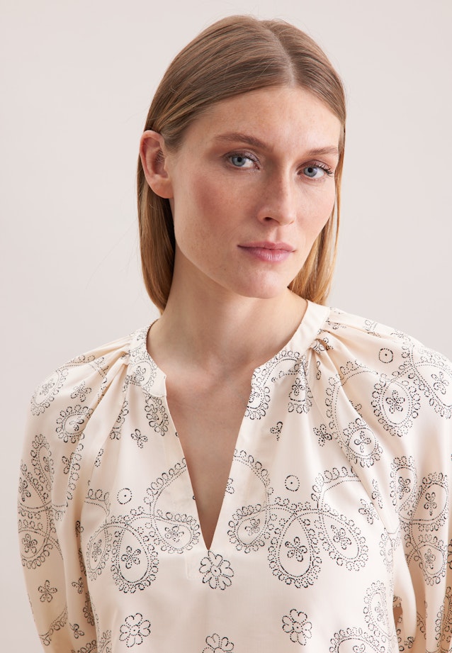 Shirtbluse mit Bandana- Print aus Viskosesatin in Ecru |  Seidensticker Onlineshop