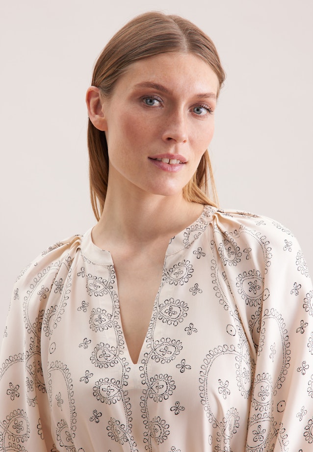 Blusenkleid mit Bandana- Print aus Viskosesatin in Ecru |  Seidensticker Onlineshop